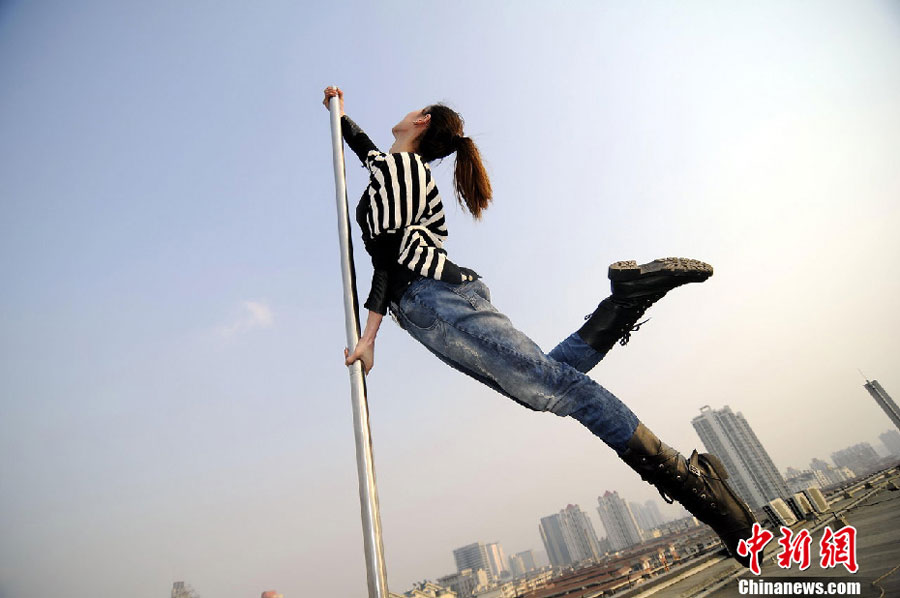 The National Pole Dancing Team will put "Fairies on the Pole," the first pole dancing drama on stage in Tianjin on May 17 and 18. This performance hopes to promote the artistic development of pole dancing. [Photo: Chinanews.com]