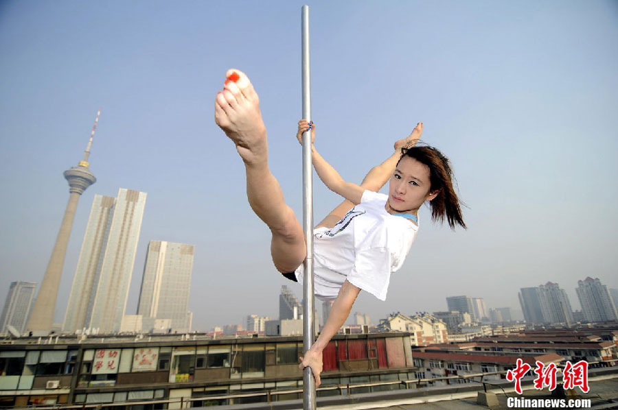 The National Pole Dancing Team will put "Fairies on the Pole," the first pole dancing drama on stage in Tianjin on May 17 and 18. This performance hopes to promote the artistic development of pole dancing. [Photo: Chinanews.com]
