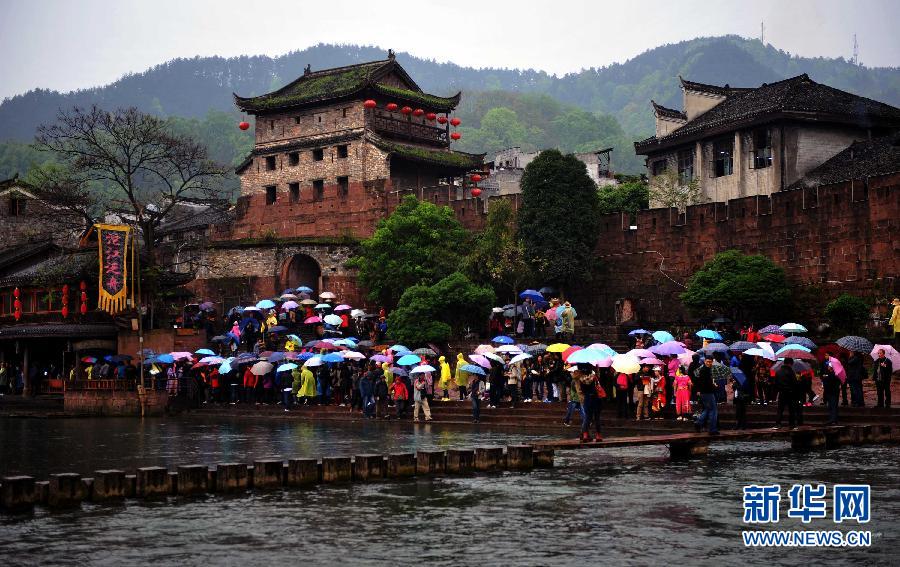 Tourists waiting for boats in Fenghuang, an ancient town in central China's Hunan province, April 9, 2013. (Xinhua/Zhao Zhongzhi)
