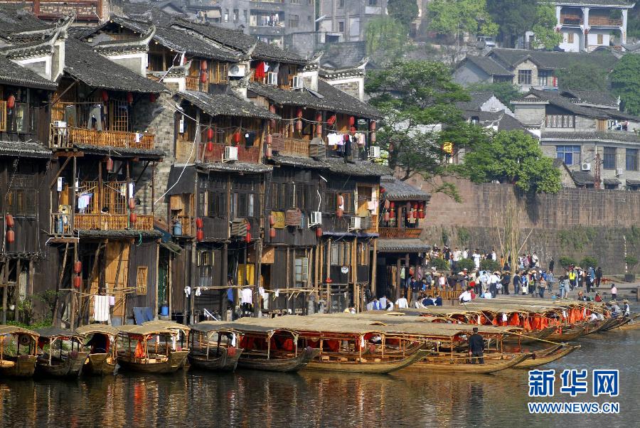 Boats waiting for tourists at the bank of Tuojiang River in Fenghuang, an ancient town in central China's Hunan province. (Xinhua)