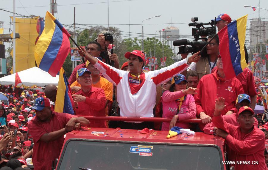 Image provided by the Hugo Chavez Comando shows Venezuela's Acting President and Presidential Candidate Nicolas Maduro (C) waving to his supporters upon his arrival to a campaign event, in the city of Cabimas, state of Zulia, Venezuela, on April 11, 2013. Venezuela will hold the Presidential election on April 14. Nicolas Maduro closed his political campaign in the city of Caracas, capital of Venezuela, on Thursday evening. (Xinhua/Hugo Chavez Comando) 