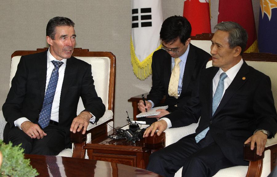 NATO Secretary-General Anders Fogh Rasmussen (L) talks with South Korean Defense Minister Kim Kwan-jin (R) at the Ministry of Defense in Seoul, South Korea, April 12, 2013. (Xinhua/Park Jin-hee)