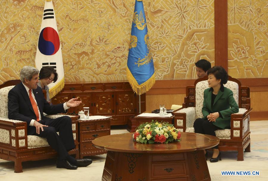 South Korean President Park Geun-hye (R, front) meets with US Secretary of State John Kerry (L, front) at the presidential house in Seoul, South Korea on April 12, 2013. (Xinhua) 