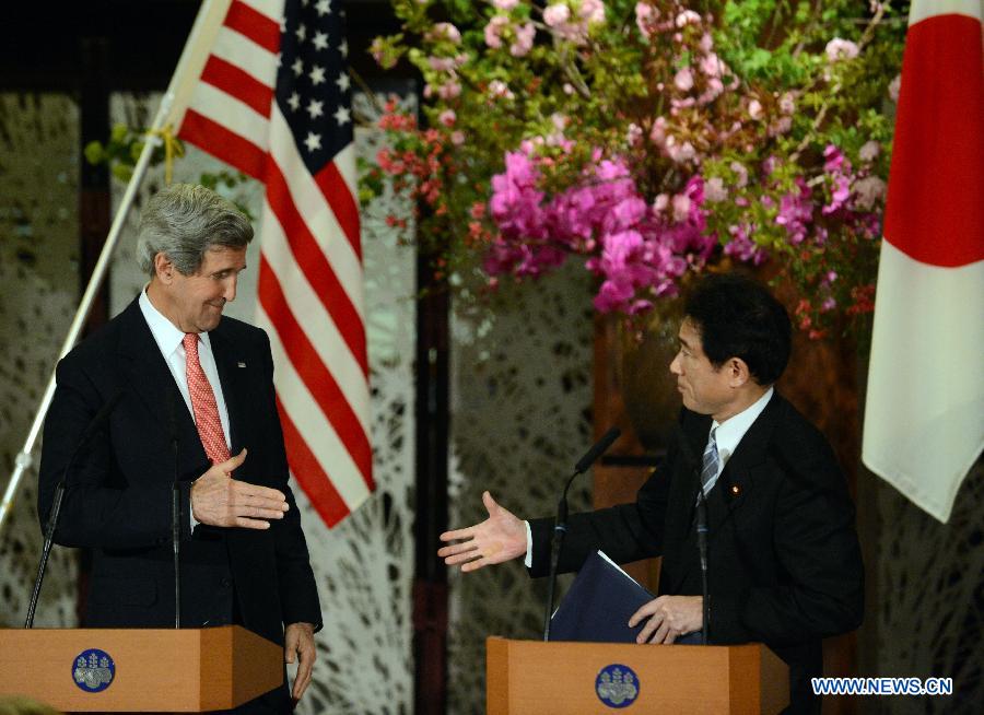 U.S. Secretary of State John Kerry (L) and Japanese Foreign Minister Fumio Kishida shake hands during a joint press conference at Japanese Foreign Ministry's Iikura Guesthouse in Tokyo, Japan, April 14, 2013. (Xinhua/Ma Ping)