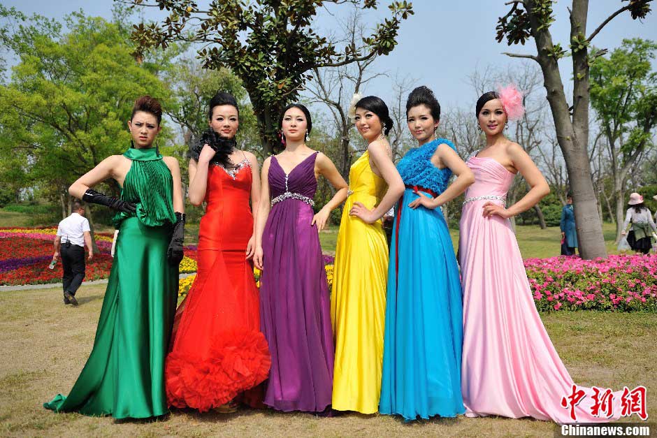 An upscale wedding show is staged at the Slender West Lake in Yangzhou, east China’s Jiangsu province, April 14, 2013. (Photo:Jin Shibo/CNS)