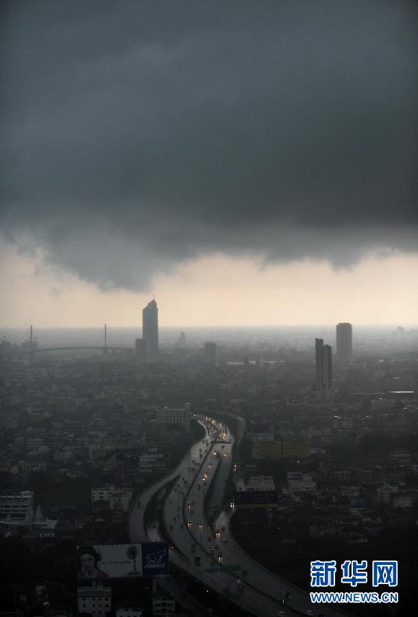 A photo shows bangkok, the capital of Thailand, is shrouded by dark clouds on April 11. (Xinhua/Gao Jianjun)