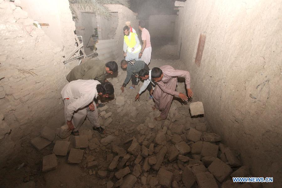 People search through the rubble after an earthquake in Saravan city, southeast Iran, on April 16, 2013. A massive earthquake hit Saravan city in Iran's southeastern Sistan and Baluchestan province at 15:14 (1044 GMT) on Tuesday. Casualties given by sources have been in contradiction. (Xinhua/Mehr News Agency/Hamid Sadeghi) 