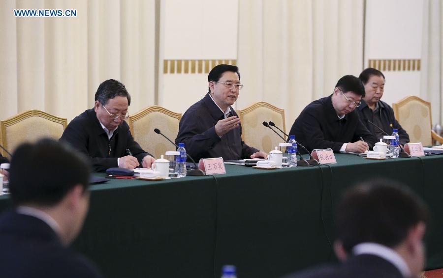 Zhang Dejiang (C), chairman of the Standing Committee of the National People's Congress (NPC), presides over a symposium on pushing forward the rule of law with NPC deputies at all levels in Yantai, east China's Shandong Province, April 15, 2013. Zhang made an inspection tour in Shandong from April 15 to 17. (Xinhua/Ding Lin)