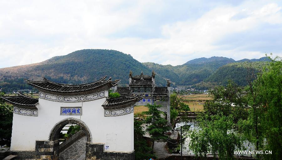 Photo taken on April 16, 2013 shows the scenery of the ancient townlet Heshun in Tengchong County, southwest China's Yunnan Province. The townlet, featuring time-honored temples and houses, is located three kilometers away from the county seat of Tengchong, where live 6,000 people. (Xinhua/Qin Lang)