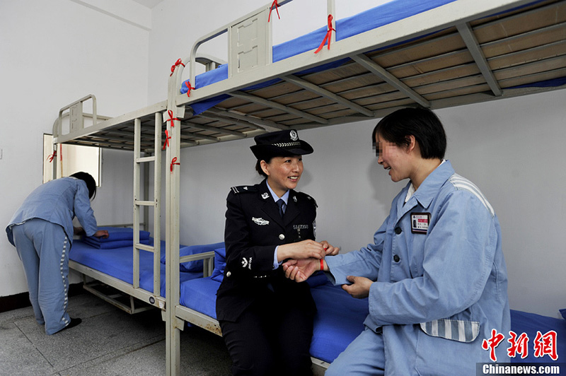 Prison police and inmates talk happily.(Photo: An Yuan/CNS)
