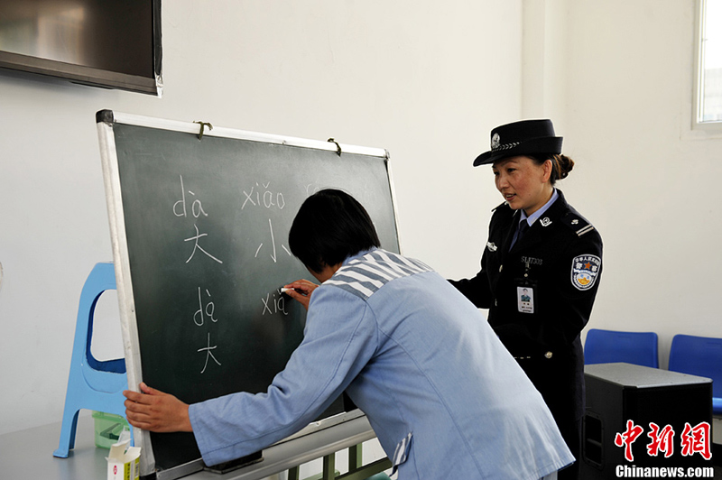 Prison police teach inmate to read and write.(Photo: An Yuan/CNS)