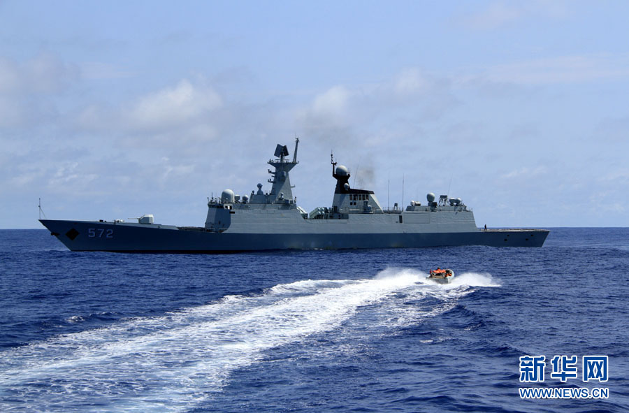 The small boat is sailing rapidly to the "Hengshui" warship which simulates a merchant ship. (Xinhua/Yang Lei)