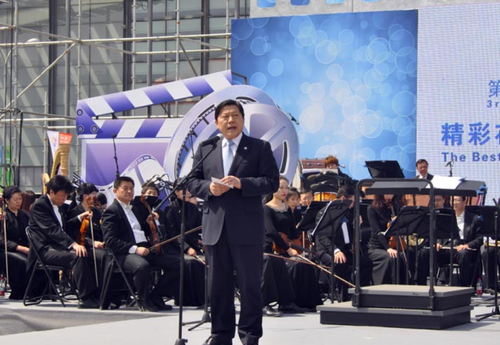 Lu Wei, the vice mayor of Beijing, speaks at the opening ceremony of "The Best in Wo-Film Carnival," in Beijing, April 16, 2013. The carnival is open to the public from April 16-23 during the 3rd Beijing International Film Festival. The carnival is a large-scale public cultural activity integrating film cultural entertainment and interactive experiences, as well as tourism and leisure. (China.org.cn)