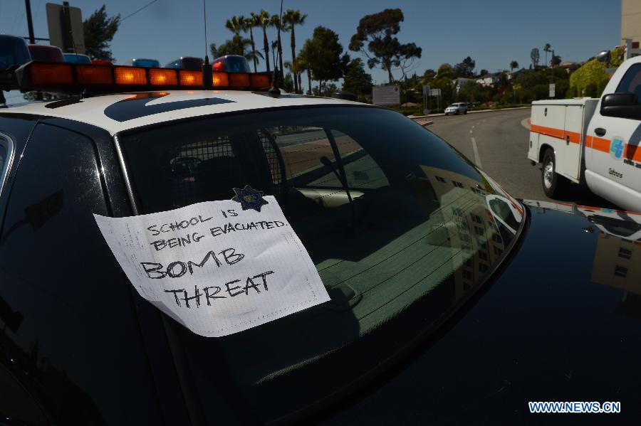 A note of bomb threat is tagged on a police vehicle at the neighbourhood of the campus of the California State University Los Angeles (CSULA) in Los Angeles, April 18, 2013. The campus of the California State University Los Angeles (CSULA) is being evacuated Thursday due to a bomb threat. The CSULA announced the evacuation around noon, through loud speakers on the campus and Twitter, as a precaution, but did not provide additional information. Most of students and staff have been evacuated. (Xinhua/Yang Lei) 
