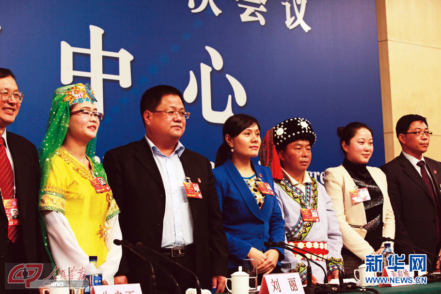 Zhu Liangyu (L3) takes photo with other deputies at the 12th National People's Congress. (Photo/ chinapictorial.com.cn)