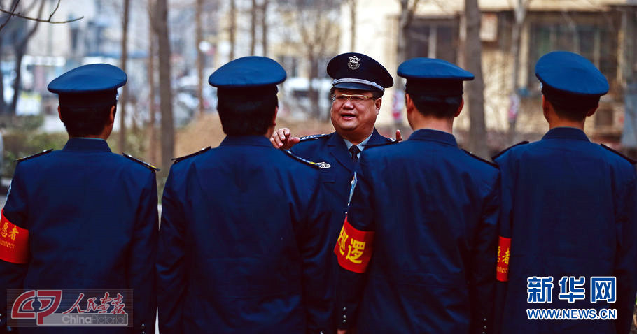 Zhu Liangyu and members of the security team in training. (Photo/ chinapictorial.com.cn)