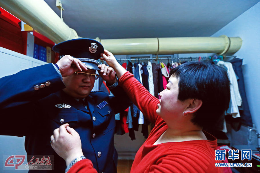 Zhu Liangyu and his wife live in the basement of the resident building in the community he works for. Home is also his office. (Photo/ chinapictorial.com.cn)  