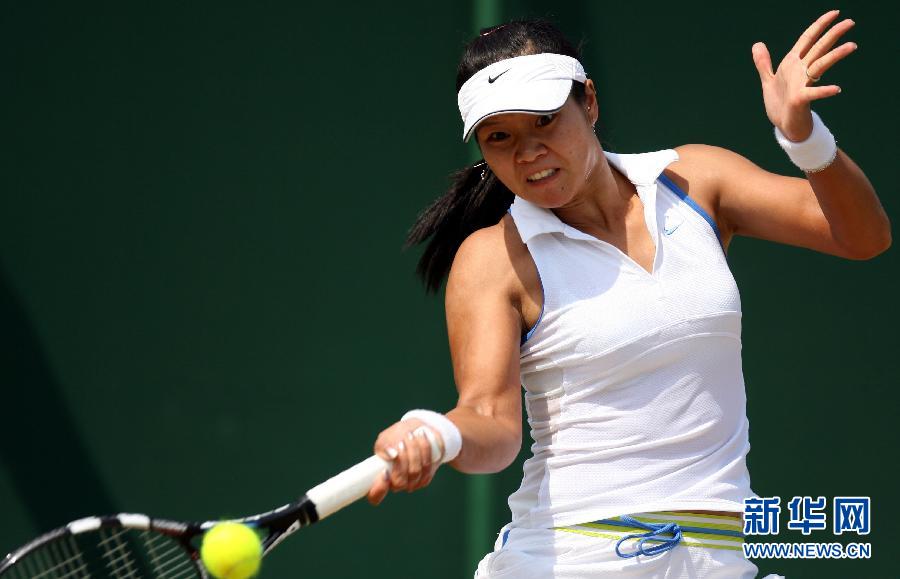 Li Na defeats Nicole Vaidisova in Wimbledon women's singles in London, July 3, 2006. (Xinhua/Xie Xiudong)