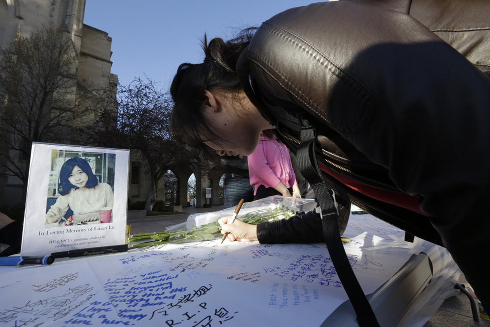 Chinese students from the Boston University sign their name to express their condolence to Lu Lingzi, the Chinese victim in Boston marathon blast on April 17.