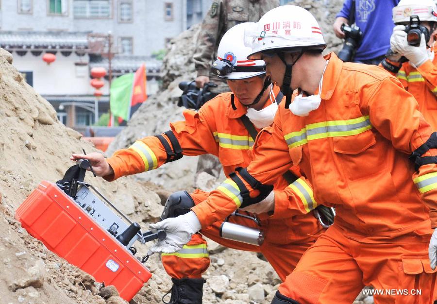 Rescuers use life detector to search for survivors in the quake-hit town of Muping, Baoxing County in southwest China's Sichuan Province, April 22, 2013. A strong quake jolted the county on the morning of April 20. Rescuers in disaster areas are trying their best to grasp the "golden time" of 72 hours after the quake to save as many people as possible. (Xinhua/Liu Chan) 