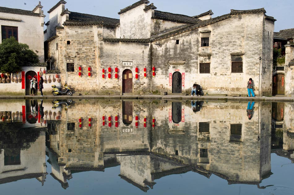Ancient houses of Anhui style bathe in the morning sunshine on April 13, 2013, in Huangshan city of Anhui. (Xinhua/Guo Chen)
