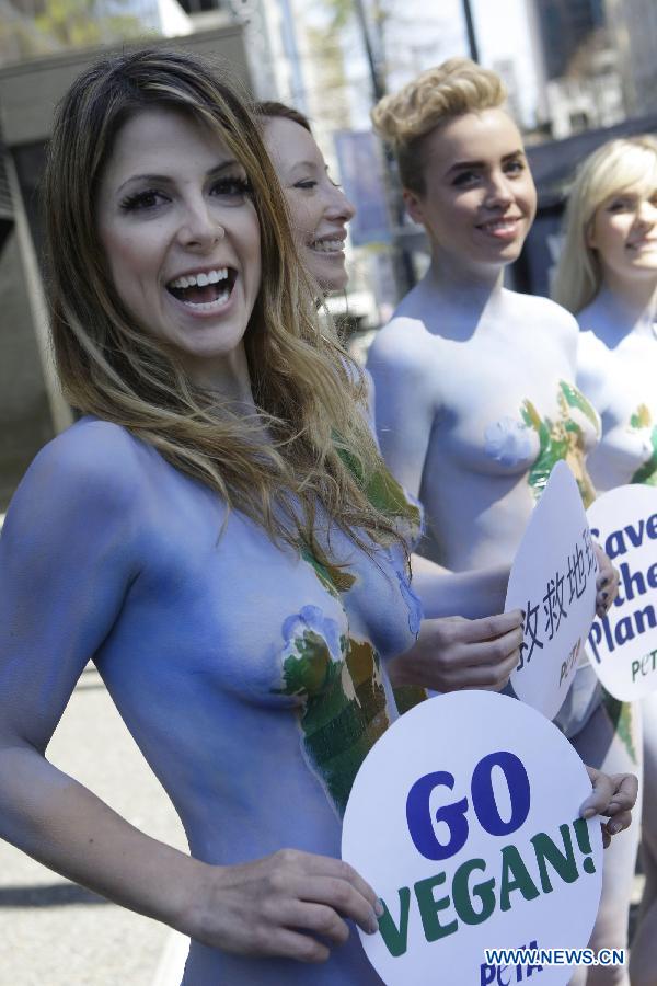 Members from People for the Ethical Animals (PETA) go naked with body paint on the Earth Day to tell people eating vegan meals is the most effective way to save the environment.(Xinhua/Liang Sen) 