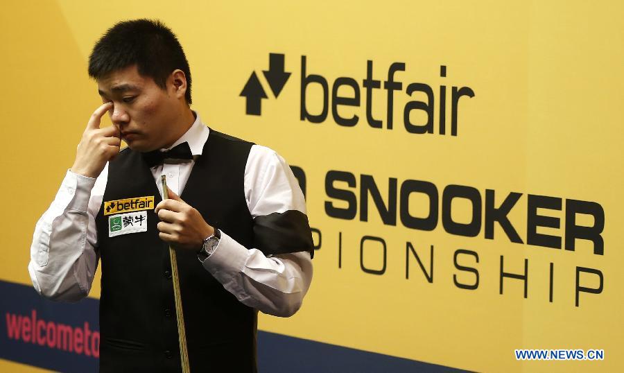 Ding Junhui of China competes against Alan McManus (not shown in picture) of Scotland during the first round of World Snooker Championship at the Crucible Theatre in Sheffield, Britain, on April 23, 2013. (Xinhua/Wang Lili)