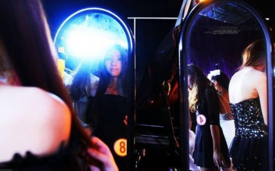 Snapshots of Chinese young models' nightlife  (6)