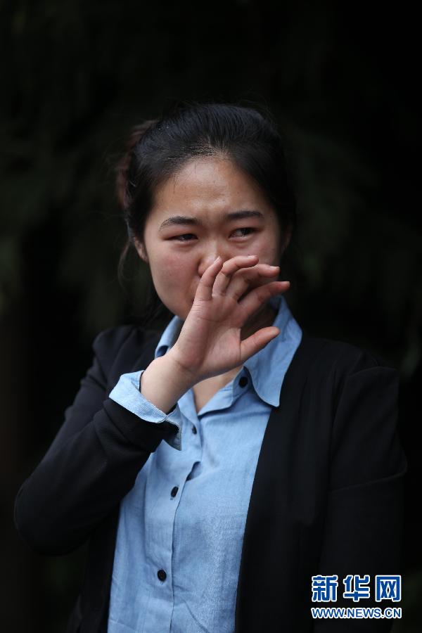 Yue Yan cries while talking about her damaged home, April 22, 2013. (Zhang Xiaoli/Xinhua)