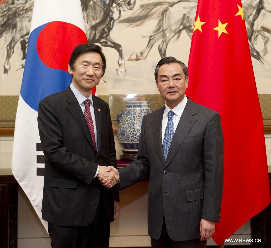 Chinese Foreign Minister Wang Yi (R) shakes hands with Yun Byung-se, foreign minister of the Republic of Korea (ROK), in Beijing, capital of China, April 24, 2013. (Xinhua/Huang Jingwen)