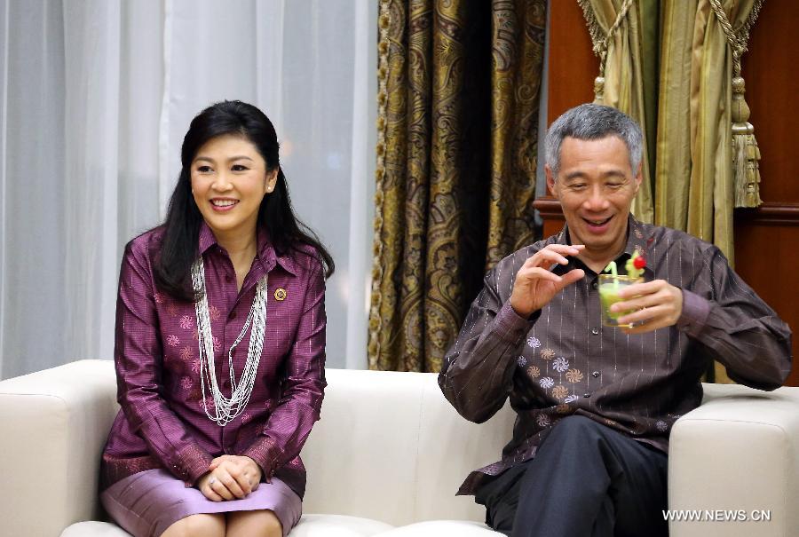 Thai Prime Minister Yingluck Shinawatra (L) and Singapore's Prime Minister Lee Hsien Loong talks pior to the opening of the 22nd ASEAN Summit in Bandar Seri Begawan, Brunei, April 24, 2013. The 22nd Association of Southeast Asian Nations (ASEAN) Summit opened here Wednesday evening under the theme "Our People, Our Future Together". (Xinhua/Li Peng)  
