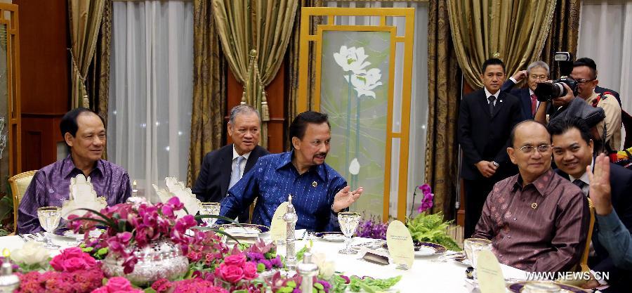 Sultan of Brunei Darussalam Hassanal (C), Myanmar President U Thein Sein (front R) and Secretary-General of ASEAN Le Luong Minh (L) attend the working dinner at the 22nd ASEAN Summit in Bandar Seri Begawan, Brunei, April 24, 2013. The 22nd Association of Southeast Asian Nations (ASEAN) Summit opened here Wednesday evening under the theme "Our People, Our Future Together". (Xinhua/Li Peng)  