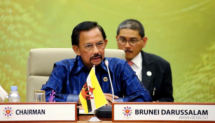 Sultan of Brunei Darussalam Hassanal speaks during the 22nd ASEAN Summit opening ceremony in Bandar Seri Begawan, Brunei, April 24, 2013. The 22nd Association of Southeast Asian Nations (ASEAN) Summit opened here Wednesday evening under the theme "Our People, Our Future Together". (Xinhua/Li Peng)  