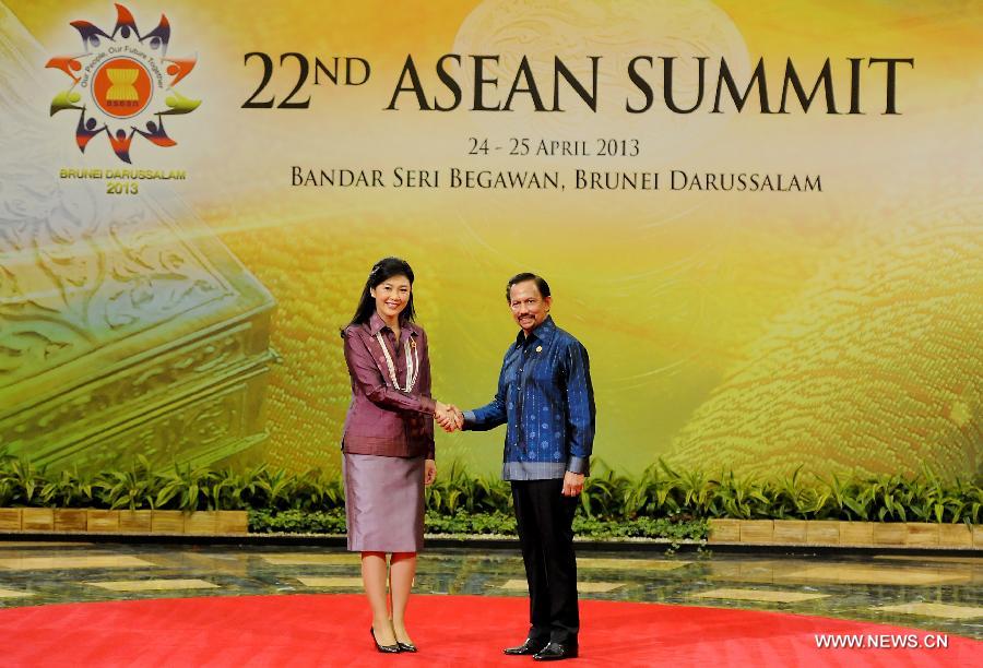 Sultan of Brunei Darussalam Hassanal (R) shakes hands with Thai Prime Minister Yingluck Shinawatra in Bandar Seri Begawan, Brunei, April 24, 2013. The 22nd Association of Southeast Asian Nations (ASEAN) Summit opened here Wednesday evening under the theme "Our People, Our Future Together". (Xinhua/He Jingjia) 