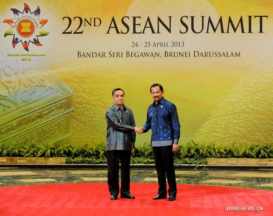Sultan of Brunei Darussalam Hassanal (R) shakes hands with Lao Prime Minister Thongsing Thammavong in Bandar Seri Begawan, Brunei, April 24, 2013. The 22nd Association of Southeast Asian Nations (ASEAN) Summit opened here Wednesday evening under the theme "Our People, Our Future Together". (Xinhua/He Jingjia) 