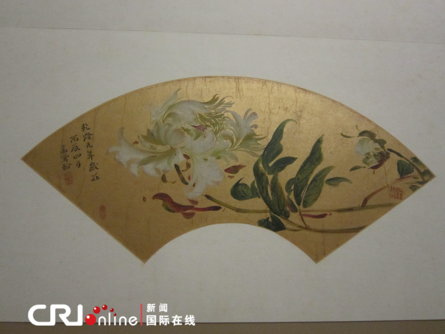 A fan art exhibition at the National Museum of China displays 90 pieces from its collection of antique fan paintings which date back to the Ming and Qing dynasties (1368-1911). The works, including those by well-established artists such as Wen Zhengming and Dong Qichang, fall into four categories, namely, mountain-and-water, flower-and-bird, human figures and calligraphy. The exhibition will run until March 28, 2014. (CRI)