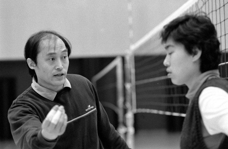 Hu Jin (left) instructs setter Su Huijuan during a training session in this photo taken in 1989. Hu, from Liaoning province, served as head coach of the women's team from 1989 to 1993 and from 1999 to 2000. [Photo/Xinhua]