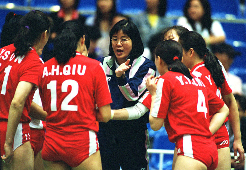 Lang Ping (in dark blue) coaches team China during the 13th Asian Games in 1998. Lang, from Tianjin, coached the women's team from 1995 to 1999. She was re-appointed on Thursday, April 25, 2013. [Photo/Xinhua]