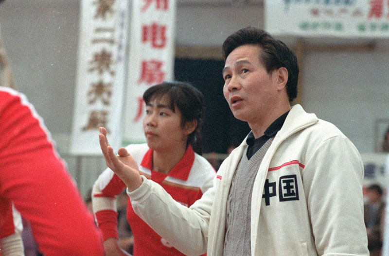 Deng Ruozeng, right, gives guidance to players during a training session for the first Japan Cup women's volleyball game in March 1985. Deng, from Sichuan province, coached Chinese women's volleyball team during 1984-86. [Photo/Xinhua]