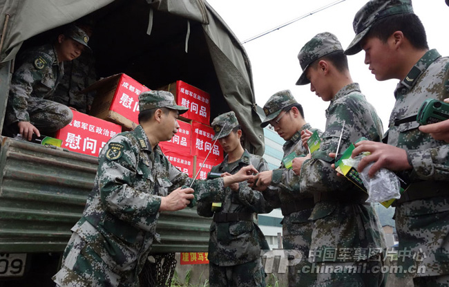 An officer (L) distribute radios among soldiers in the Lushan County on April 23. The PLA General Political Department has allocated 19200 radios to the troops who are now engaged in the earthquake rescue and relief operations in the southwest China's Sichuan Province. (PLA Daily/Qiao Tianfu)