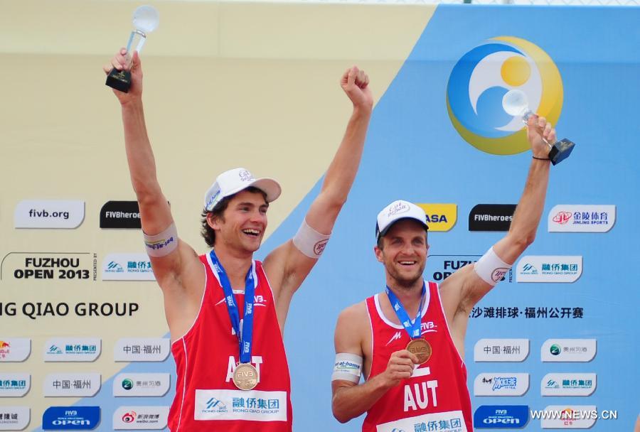 The third-place winners Alexander Huber (L) and Robin Seidl of Austria celebrate during the awarding ceremony for the men's event of the Fuzhou Open, the beginning of the 2013 beach volleyball season, in Fuzhou, southeast China's Fujian province, April 27, 2013. (Xinhua/Lin Shanchuan)
