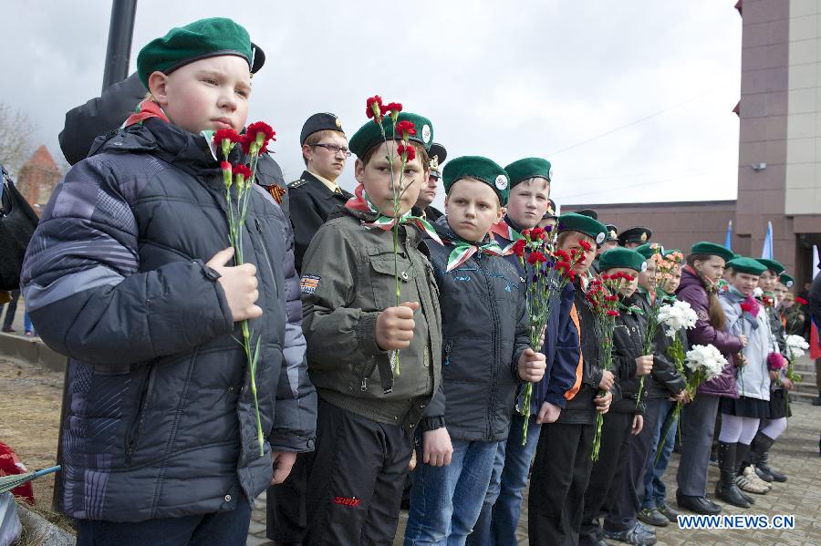 Russians attend the welcoming ceremony for the remains of deceased Russian soldier Affanasi Lenkov who died during the World War II at the border town of Ivangorod between Russia and Estonia in western Russia, April 27, 2013. (Xinhua)