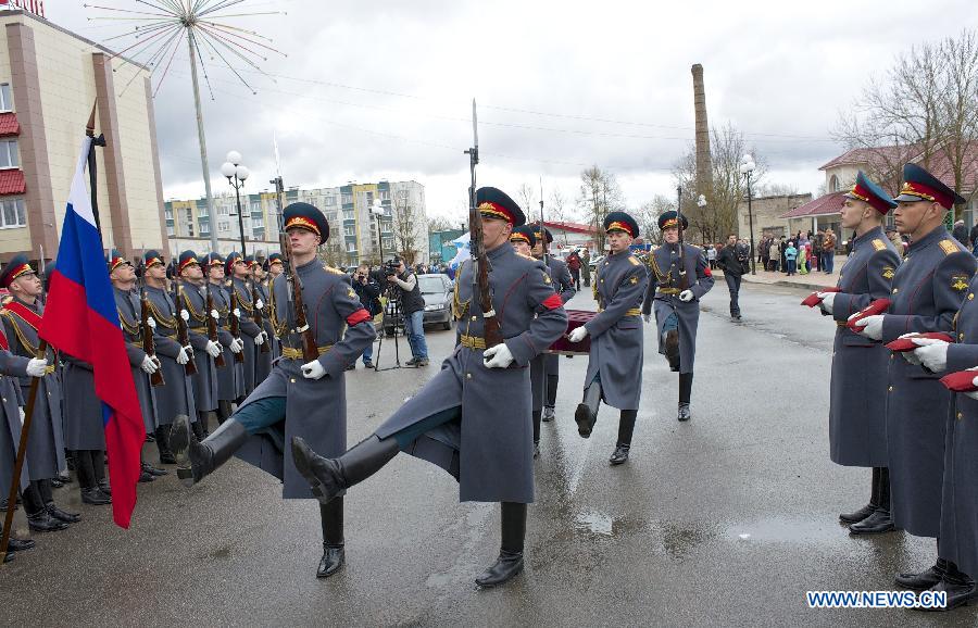 Russian soldiers attend the welcoming ceremony for the remains of deceased Russian soldier Affanasi Lenkov who died during the World War II at the border town of Ivangorod between Russia and Estonia in western Russia, April 27, 2013. (Xinhua) 