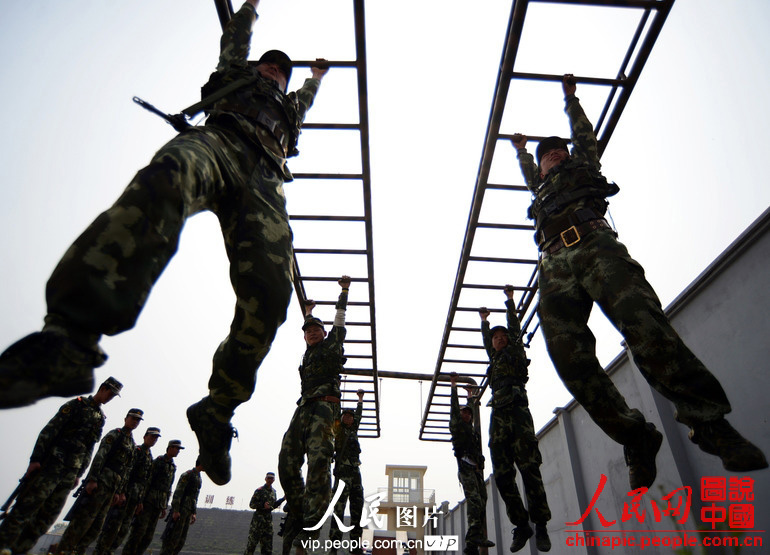 The snipers under the Jiangsu Contingent of the Chinese People's Armed Police Force (APF) conduct military skill training, so as to improve their combat capability. (People's Daily Online)