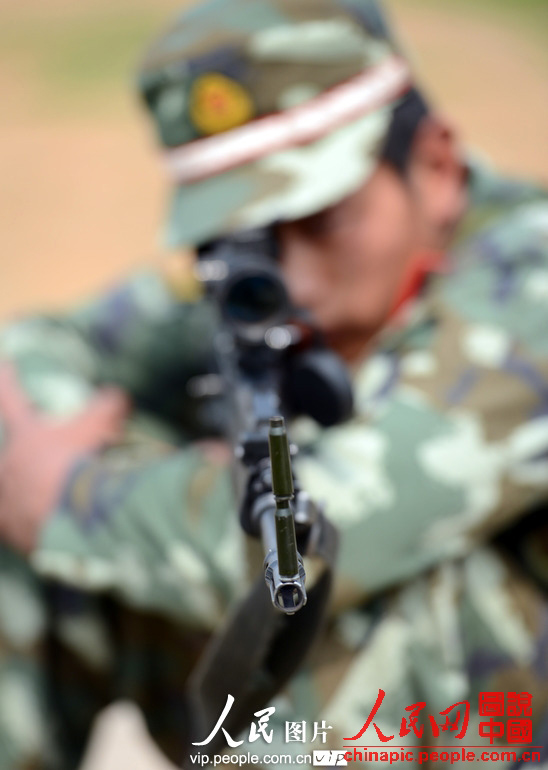 A sniper under the Jiangsu Contingent of the Chinese People's Armed Police Force (APF) in military skill training, so as to improve his combat capability. (People's Daily Online)