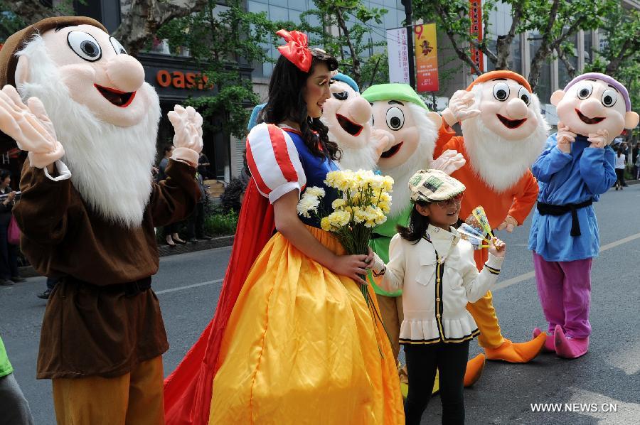 Actors dressing as the Snow White and Dwarfs participate in a cartoon and animation floats parade during the ninth China International Cartoon & Animation Festival in Hangzhou, capital of east China's Zhejiang Province, April 28, 2013. (Xinhua/Ju Huanzong) 