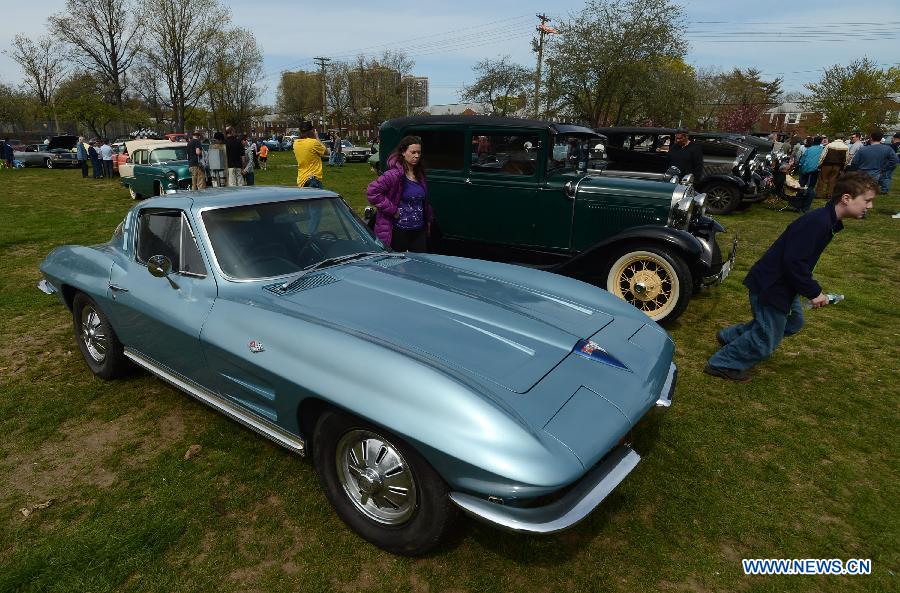People visit vintage cars during an antique auto show in New York, the United States, on April 28, 2013. (Xinhua/Wang Lei)