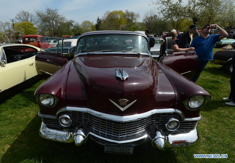 People look at a vintage Chrysler car during an antique auto show in New York, the United States, on April 28, 2013. (Xinhua/Wang Lei)