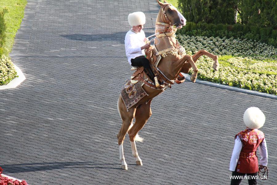 Turkmen President Gurbanguly Berdymukhamedov demonstrates his equestrian skills in Ashkhabad, Turkmenistan, April 27, 2013. (Xinhua/Lu Jingli)