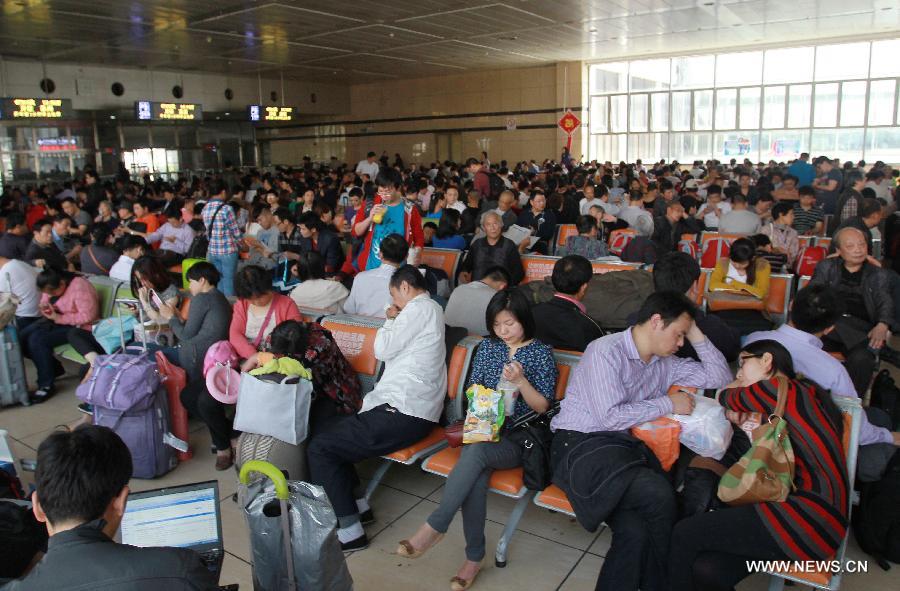 Passengers wait to board their trains in the Shanghai Railway Station in Shanghai, east China, April 28, 2013. China sees a travel rush around the country as the three-day May First national holiday comes around the corner. (Xinhua/Ding Ting)